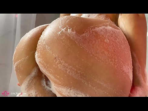 ❤️ Brunette o ipholla litho tsa botona kapa botšehali ho li khotsofatsa Pussy e nang le Vibrator ho ea ho Intense Orgasm in Shower ️❌  ﹏